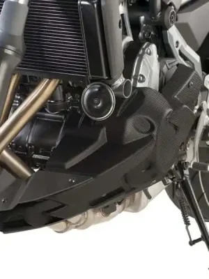Spoiler motoru PUIG 9589C karbonový vzhled včetně samolepek Novinka
